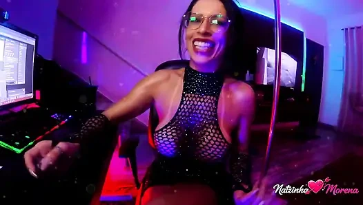 Бразильская брюнетка в прямом эфире: присутствие, которое арестует