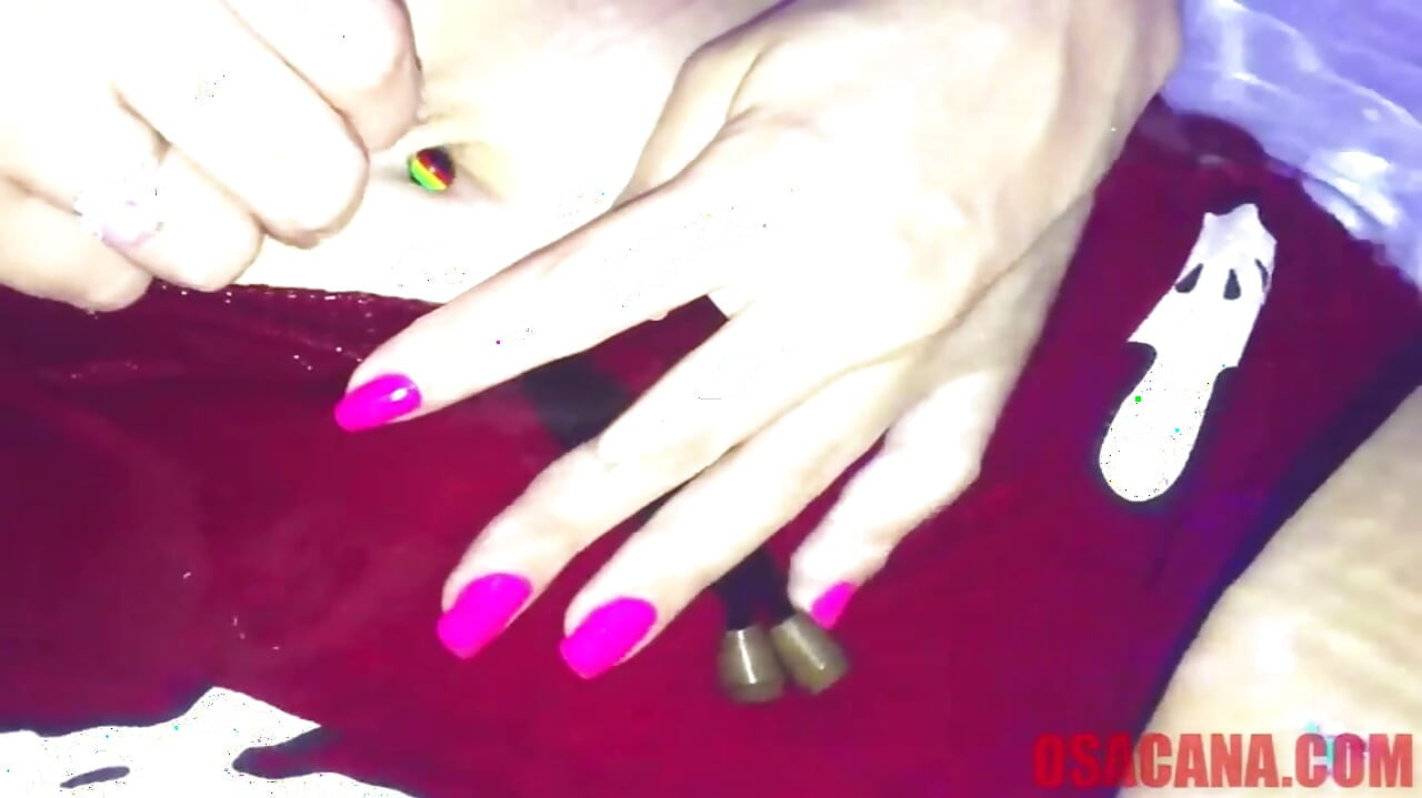 हॉट युवा लड़की ने तोहफे में मस्ती की