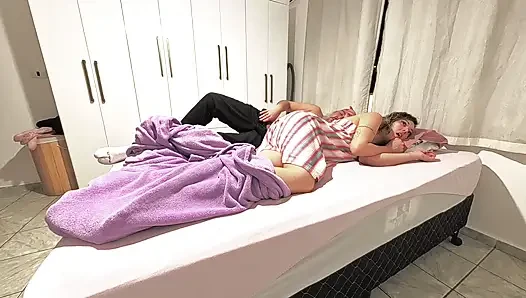 Мой отчим посещает меня ночью, чтобы кончить в мою маленькую киску.