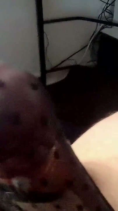 الديك السميك اللحمي يقذف في سراويل سوداء مزركشة - Slugsofcumguy | مقطع 1