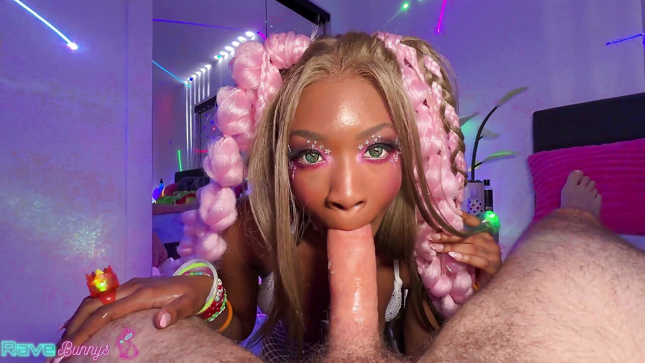 Lana Gee's glitterbestoven kont zakt laag onder roze en blauwe lasers!