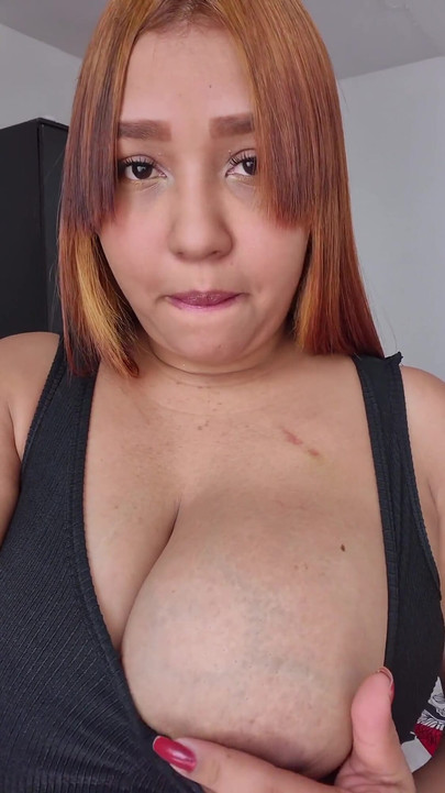 Kızıl saçlı iri güzel kadın latin yarak emiyor ve sikiliyor