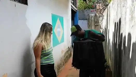 Saya membayar kotak makan siang dengan mengisap