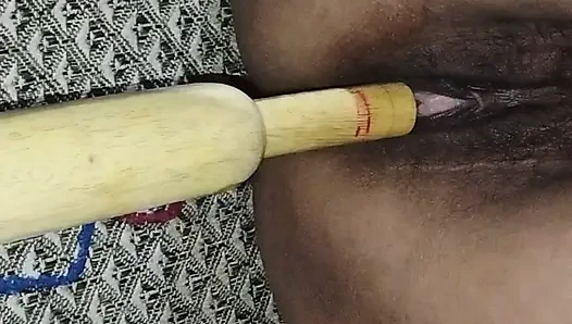 İri güzel kadının göğüslerine masaj yapıyor