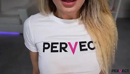 Tecrübeli sarışın orta yaşlı seksi kadın Tania Swank bu yoğun anal sahnede!