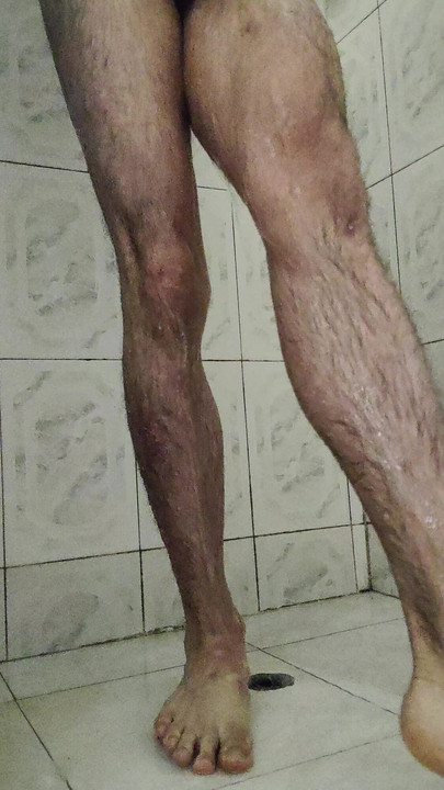 我的脚在淋浴雨中