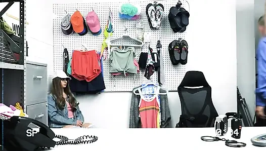 ShopLyfter - смелая крошка позволила сотруднику службы безопасности трахнуть ее, чтобы исправить все ее неправильные действия