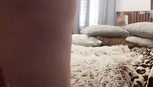 Fina masukin pisang ke dalam memeknya. Cewek sange ini lagi asik masturbasi memeknya sampai dia keenakan!