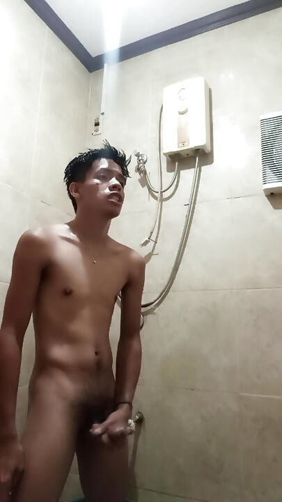 Twink jameson lagi asik muasin memeknya pakai sabun di luar ruangan
