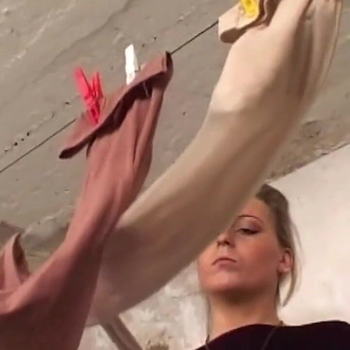 Rubia monta polla dura en la lavandería del sótano