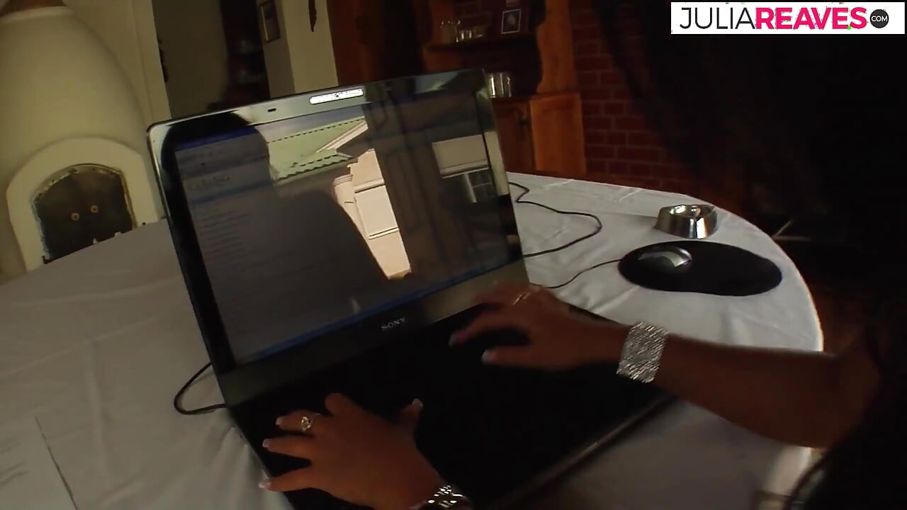 Lezbejske drolje jebu jedna drugu sa čudovišnim dildoima u dupetu