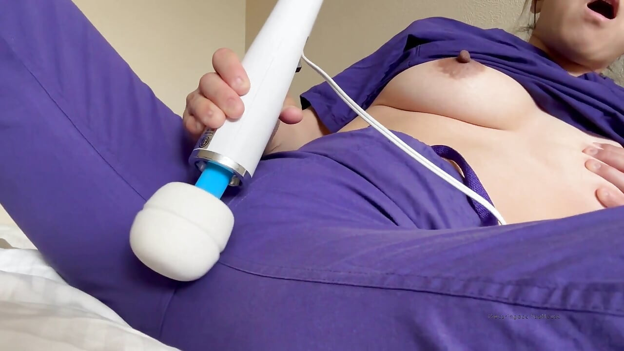 Purple scrubs cama la masturbación en el trabajo