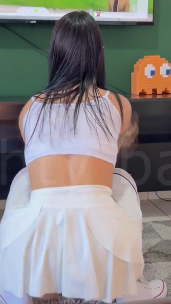 Ball in the hole of the young golf girl | Clip 1