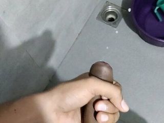 Groot sperma geschoten in de badkamer