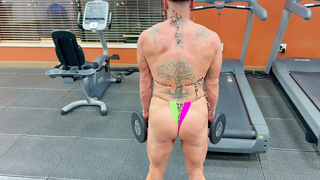 Muscle Girl Fucks and Blows a Stranger