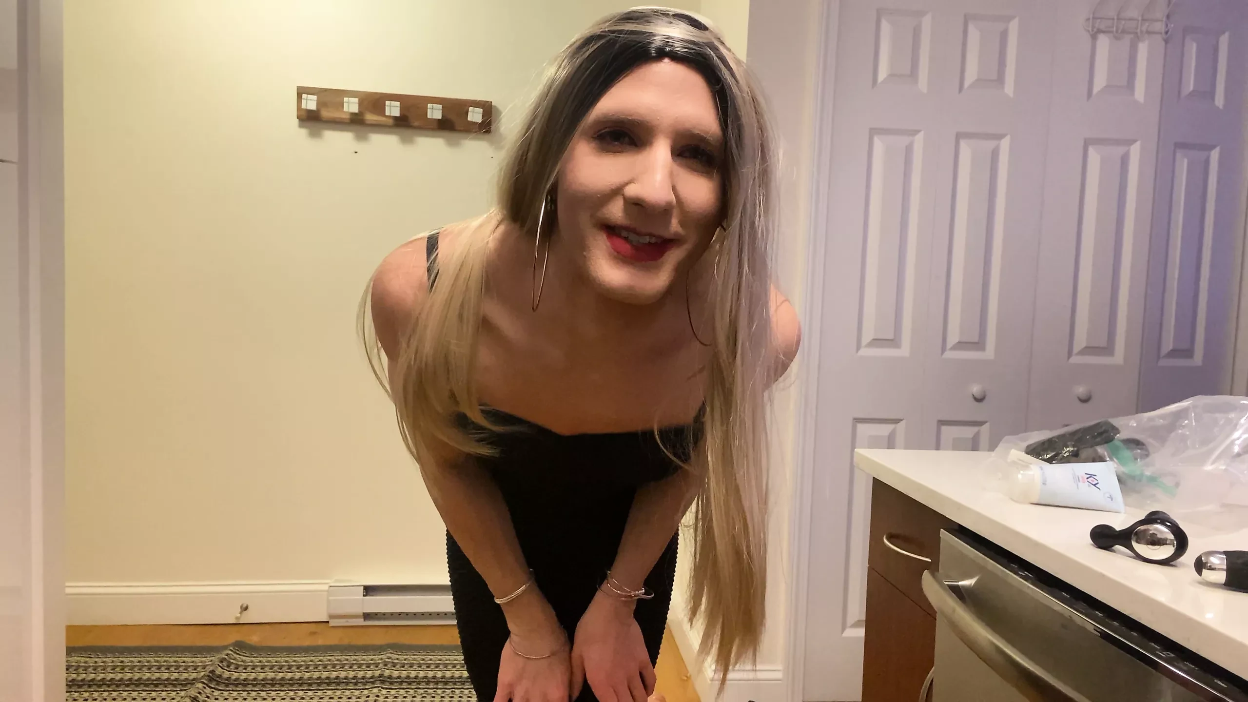 Sletterige blonde travestiet pronkt met outfit