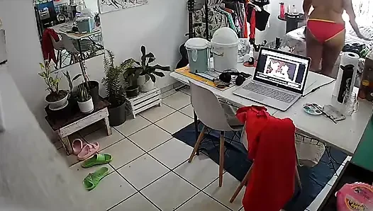 Di kamar istriku waktu aku lagi nggak di rumah