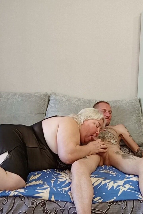Nabokvinde giver blowjob med sæd i munden