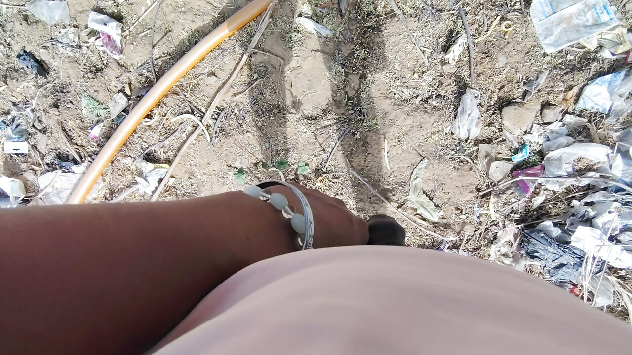 Train ki patali per jakar baith kar  handjob sakta hun