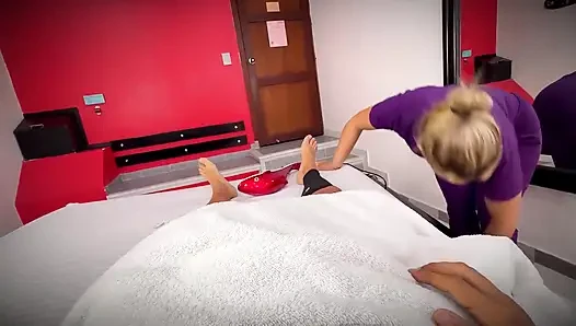 Mutlu sonlu bir masaj. Bir Seks Masajı Müşteriyle Seks Yapıyor