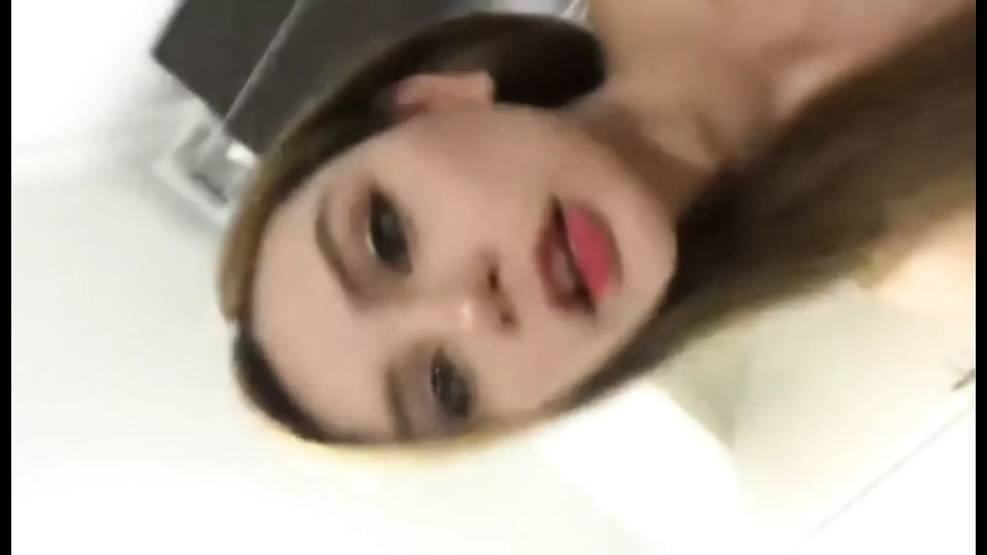 Ladyboy asiatique avec un client en train de sucer sa petite bite minuscule