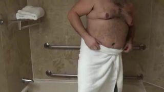 シャワーを浴びる2頭のクマ