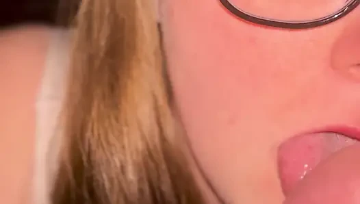 Amateur-ehefrau gibt sinnlichen blowjob mit tittenfick