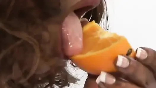 Cowok ini ngentot dan jilat memek cewek kulit hitam ini sebelum dientot habis-habisan