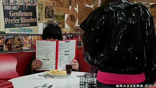 Gençler büyük seviyor - Sasha kolejdeki yeni kız ve havalı grubun bir parçası olmak için her şeyi yapmaya hazır