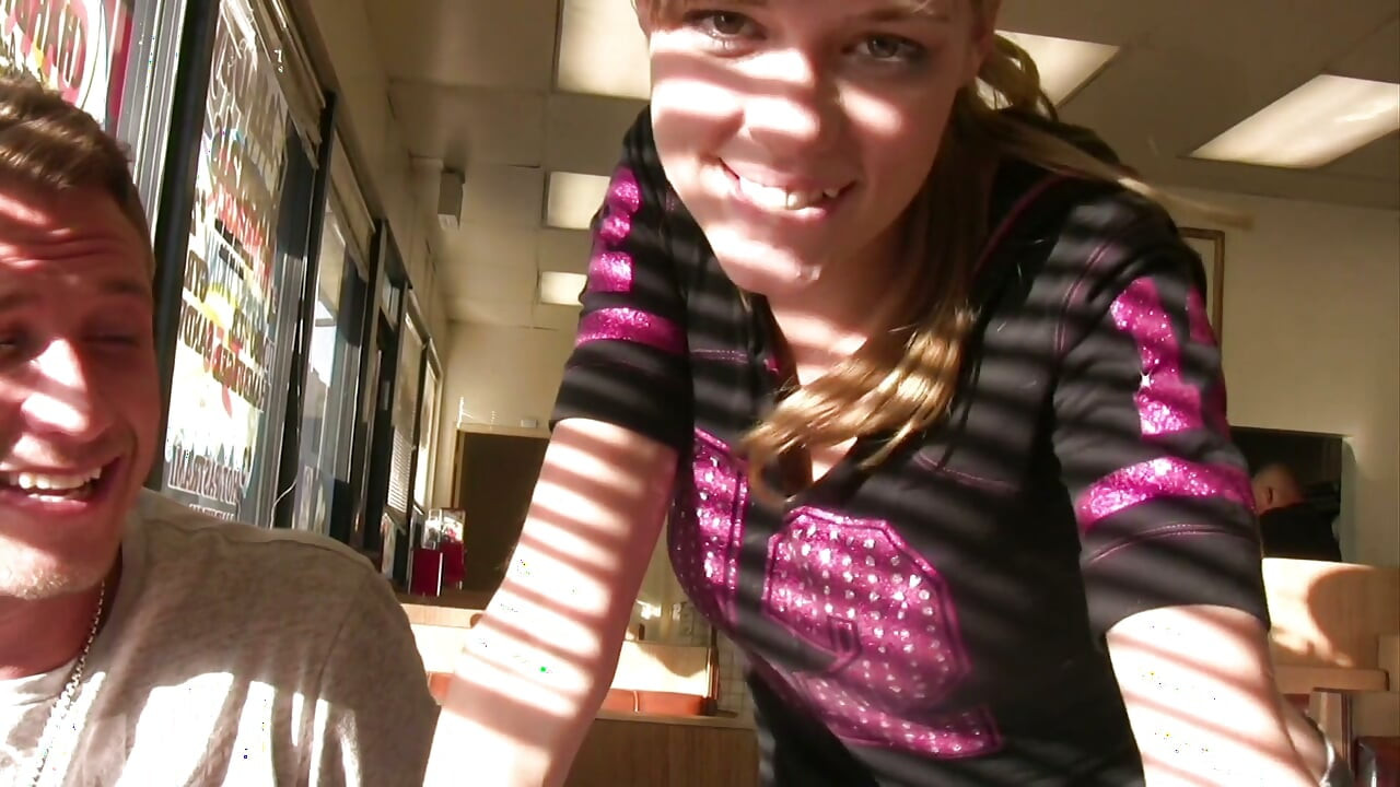 Vitka tinejdžerica postaje avanturistička i jebe na otvorenom