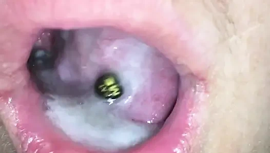 Istriku nyepong kontol ngaceng berbulu dan nunjukin mulutnya sebelum telan spermanya