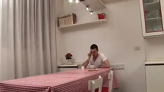 Bu kadar ateşli bir annen olduğunda mutfakta iyi bir sikişe karşı koymak zor