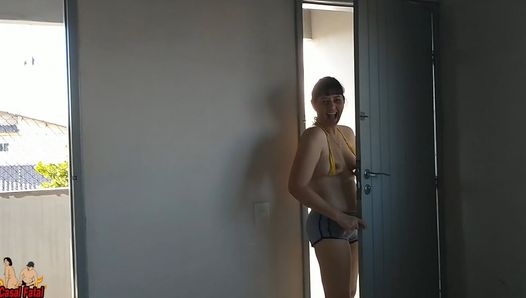 Mia moglie risponde alla porta dei ragazzi delle consegne che indossano un micro bikini. Lei mostra i suoi capezzoli al balcone per il loro piacere.