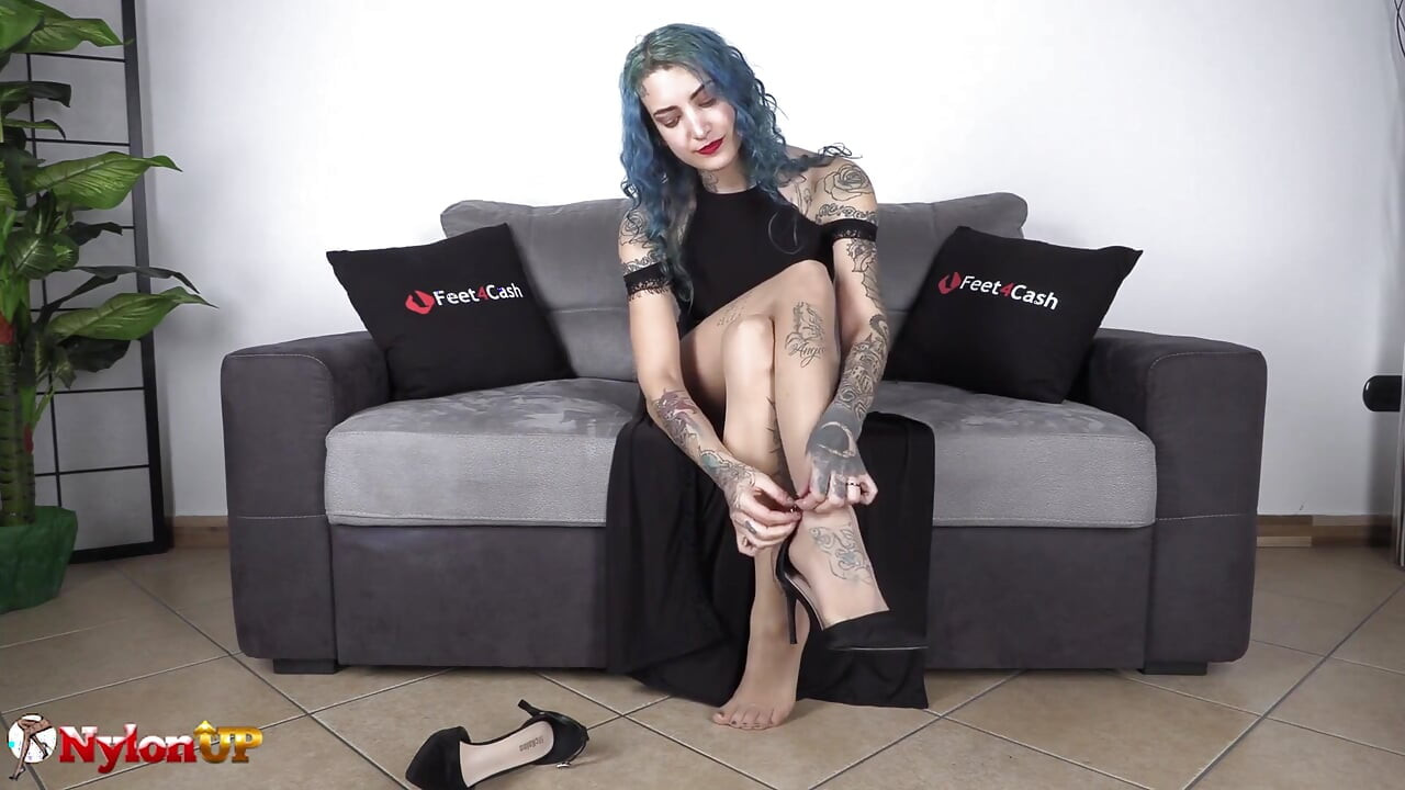 Tattooed Hottie Gives the Dildo a Footjob and Handjob