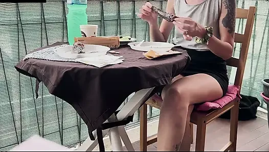 Lara et yiyor, sonra sakso çekiyor ve kanepede dölleniyor