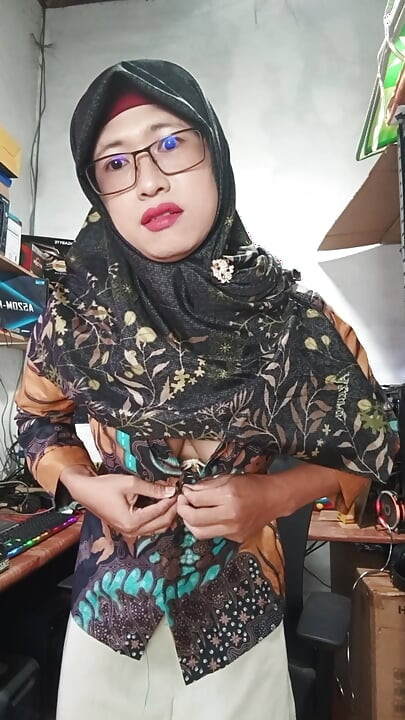 كبير الثدي الحجاب TS يستمني حتى انها Cums
