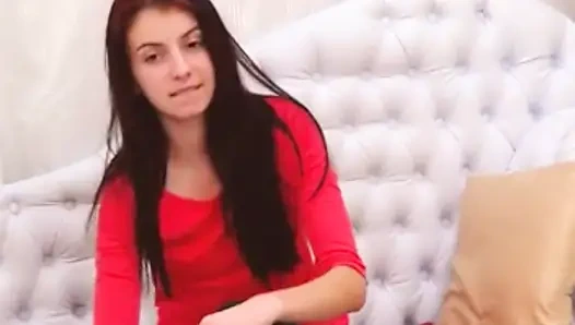 Юная брюнетка показывает свои ступни