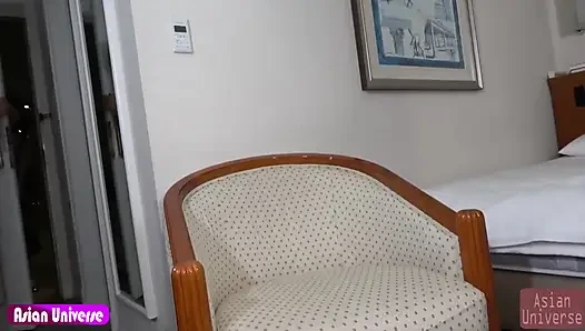 Karısının başka bir adam tarafından ezilmiş videounu izliyor, kocası tek başına zevk alıyor