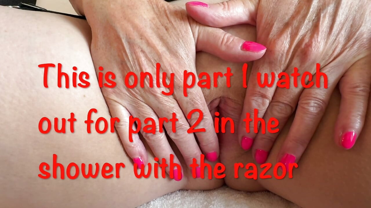 Mrs Mature Feet Shaves her hairy pussy Part 1. 514