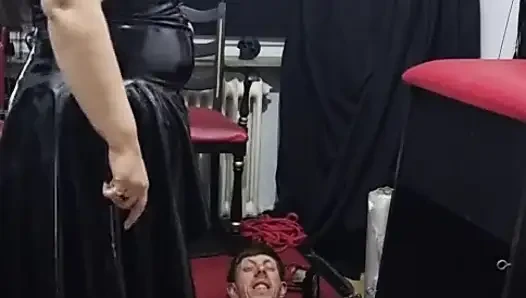 Xxl MILF domina trainiert sklavenschwein mit Folienbondage und Trampling