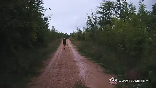 Блондинка в камо и брюнетка в красном нижнем белье в лесу