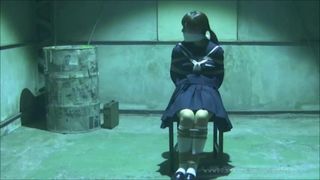 Japon kız öğrenci bağlı ve esnemeler içinde depo
