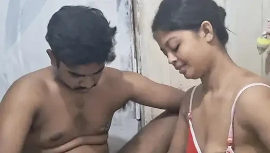 Adik tiri dan adik tiri berbagi ranjang dan ngentot habis-habisan
