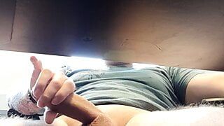 Masturberen onder het bureau en een cumshot