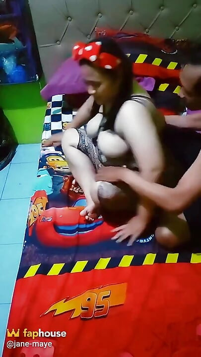 Mătușă sexy dolofană cu corp în ciorapi