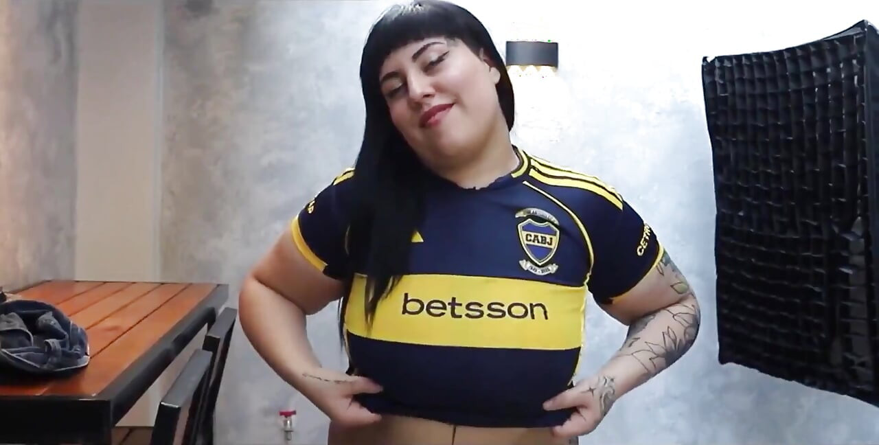 Making a Scene for Boca While We Watch the 3-0 Game. Mamiimaldii