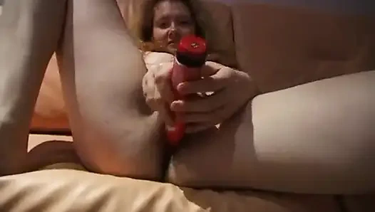 Vollbusige blondine spielt mit ihrer haarigen muschi