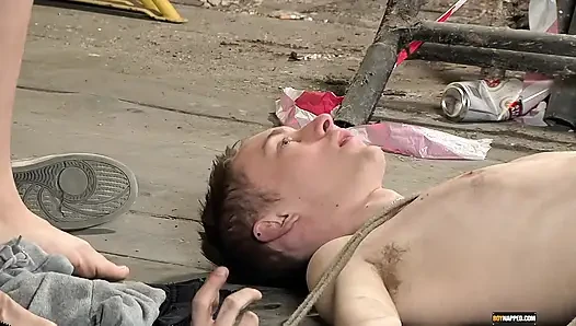Ashton Kenzie ile yarakla oynuyor
