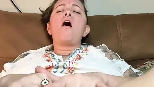 Tante seksi lagi asik masturbasi sambil merokok