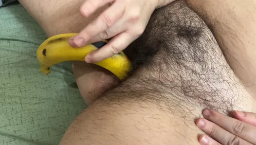 Ellie se masturbe avec une banane